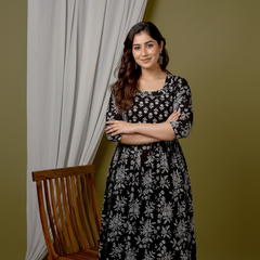 Women’s maternity and feeding gown