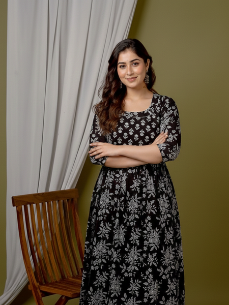 Women’s maternity and feeding gown